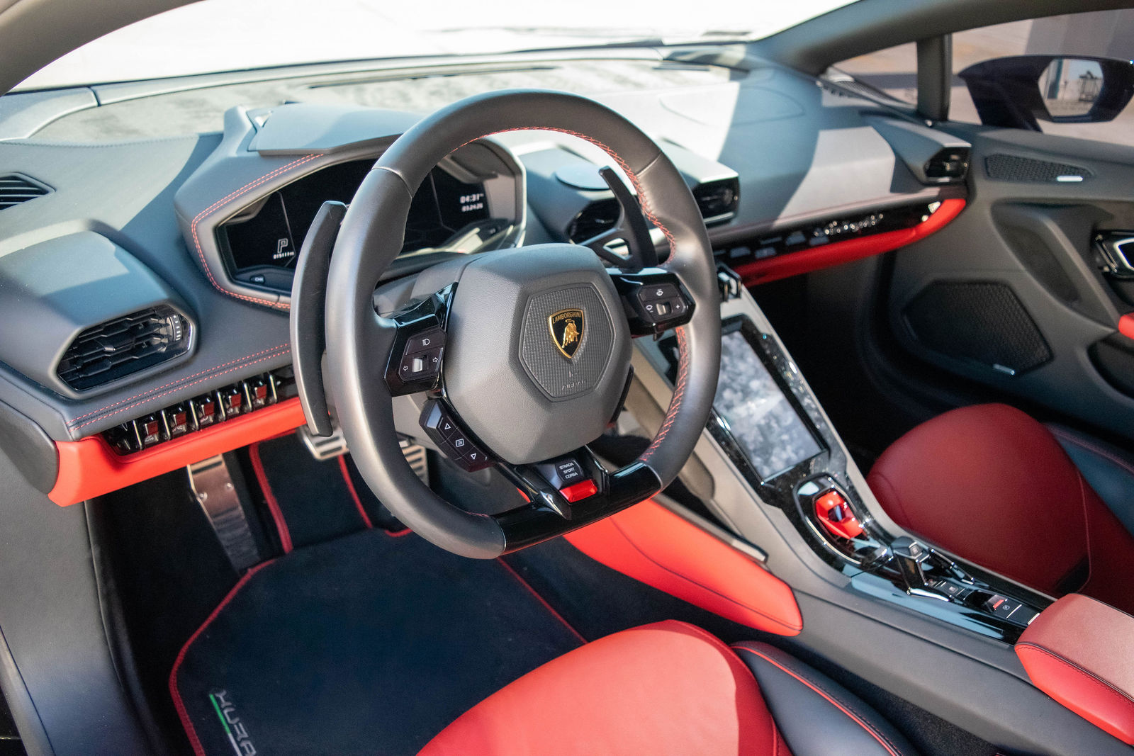 Lamborghini Huracan EVO cockpit and interior