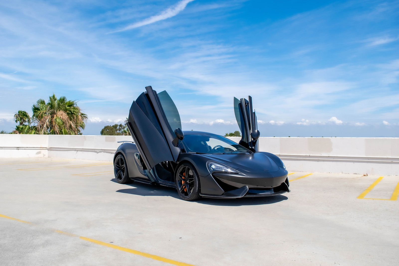 Black McLaren 570S
